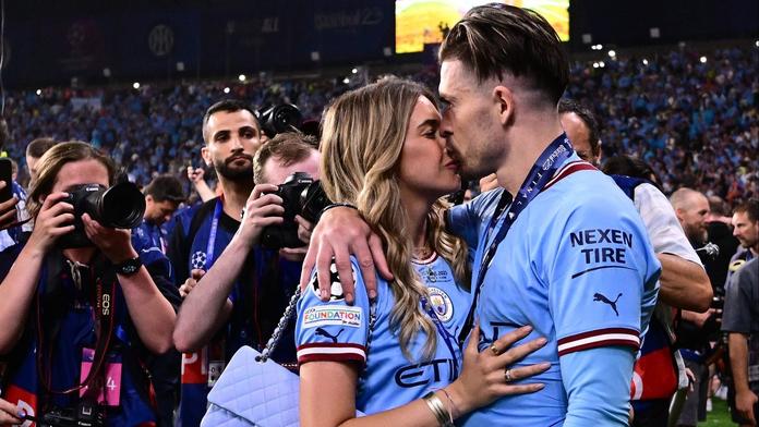 Euro nevyšlo, přesto Grealish slaví. S přítelkyní očekává miminko