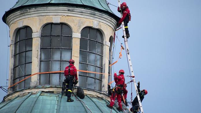 Historická korouhev hrozila pádem, hasičům dala zabrat