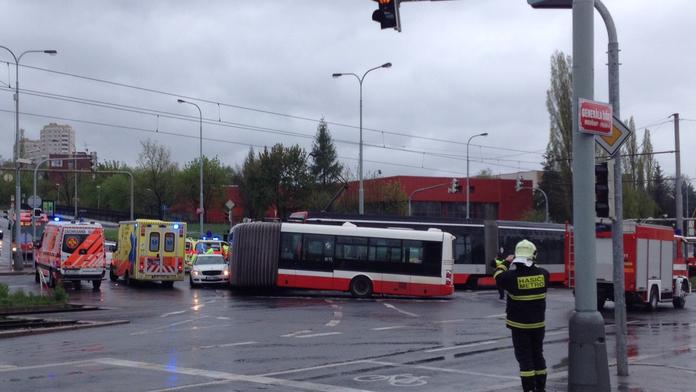 Masakr v Modřanech: Tramvaj rozpárala autobus plný dětí