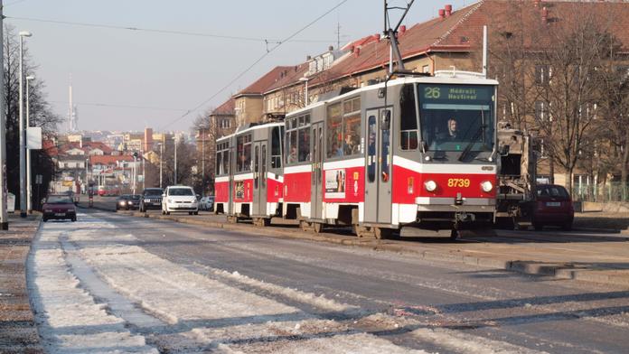 Žena v tramvaji začala stříkat slzný plyn! Zranila cestující
