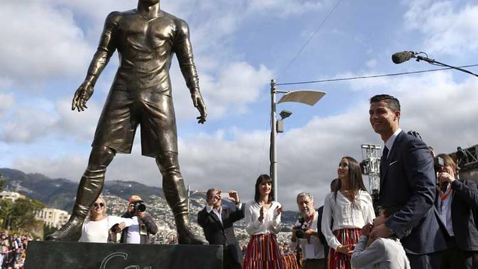 Cristiano, ty máš ale...! Ronaldova socha budí pozdvižení