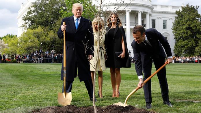 Strom přátelství uschnul, Macron pošle Trumpovi obratem nový!