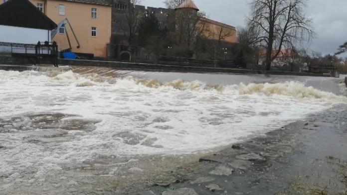 Chlapce z řeky Moravy zachraňovali strážníci. Držel se trávy, aby ho proud neodnesl