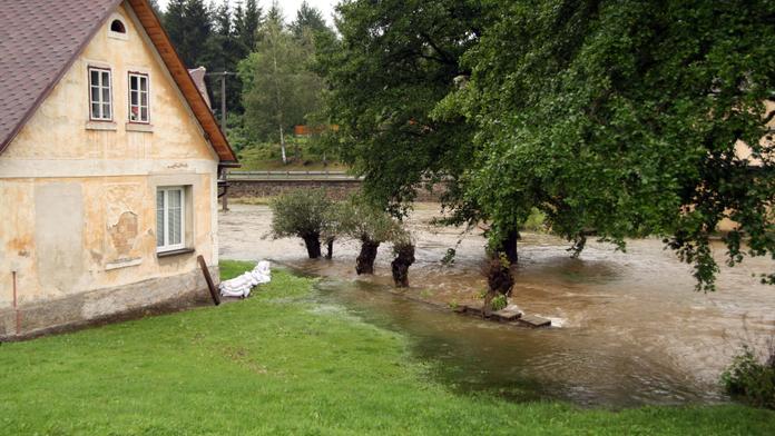 Žene se na nás silný déšť! V jižních Čechách hrozí záplavy