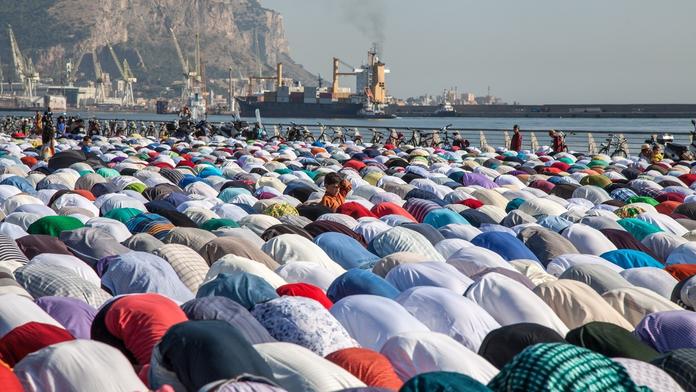Muslimové slavili konec ramadánu. Překvapí vás, odkud je tato fotka!