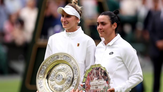 Markéta Vondroušová a Ons Jabeurová po finále Wimbledonu 2023