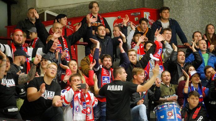 Děsivé chvíle při hokejovém utkání. Hráče Přerova zranila hozená petarda