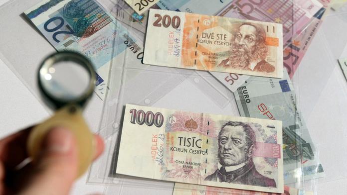 Zásahovka zatkla padělatele, v autě vezl 130 tisíc ve falešných bankovkách