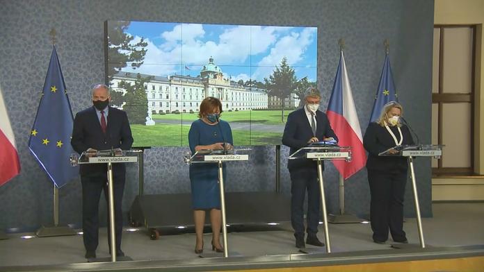 Vláda se ráno mimořádně sejde. Babiš i Prymula mluví o zpřísnění