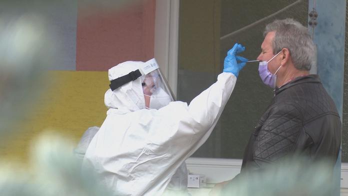 Soud zrušil pravidelné testování zaměstnanců v domovech pro seniory