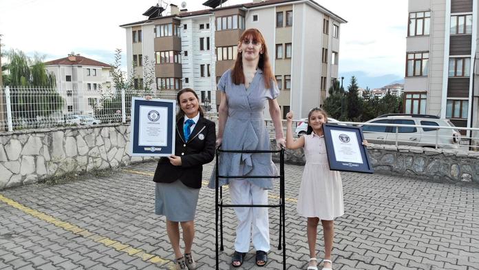 Svět má novou nejvyšší ženu světa. Když sedí, tak je vysoká jako běžní lidé