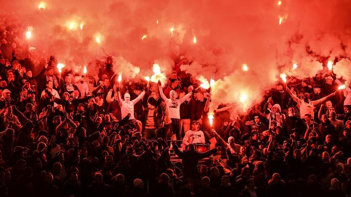 Polské peklo v Leicesteru. Fanoušci ukázali pyroshow a rvali se s policií