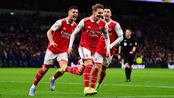 Arsenal ovládl severolondýnské derby a ligu vede o osm bodů. Vyhrála i Chelsea