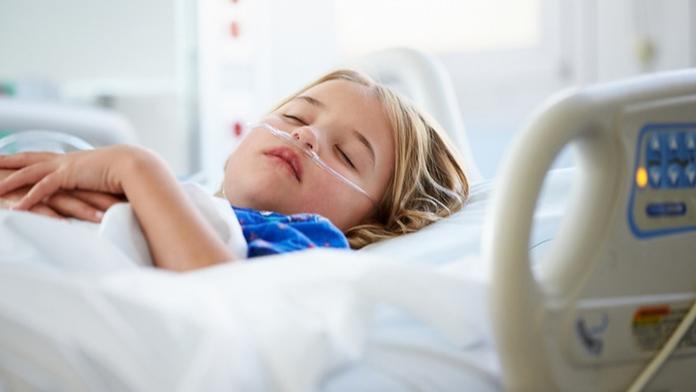 Nemocná dívenka (7) bez pomoci rodičů zemře. Stát jim přesto sebral peníze