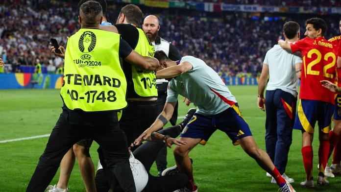 Bylo to na žlutou, směje se Morata po skluzu od pořadatele