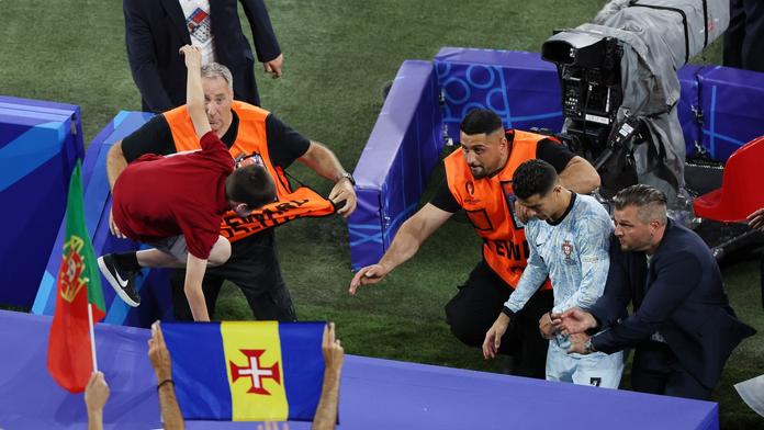 Fanoušek skáče za Cristianem Ronaldem