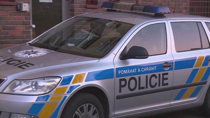 "Všechny vás vystřílím," hrozil muž policistům, za chvíli byl v cele