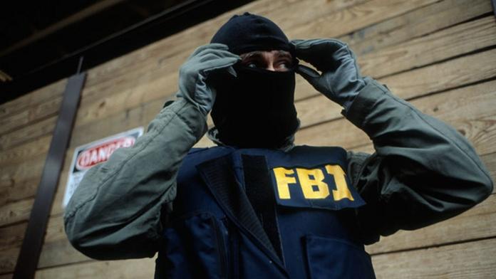 Muž z Plzeňska měl vyhrožovat odpálením bomby. Českou policii upozornila FBI