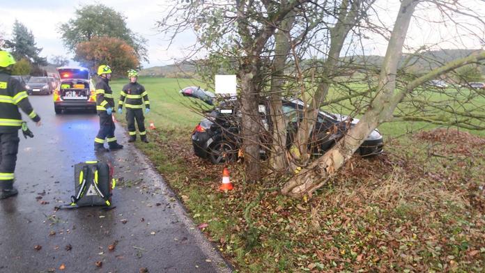 Vážná nehoda na jihu Čech. Mladičké dívce zachránili život kolemjdoucí