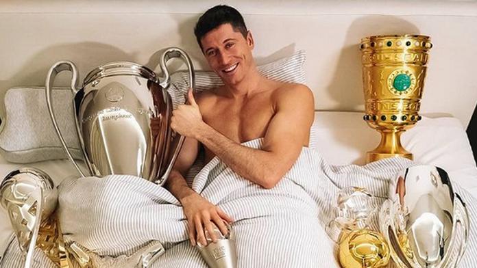 Tohle je lože šampiona! Lewandowski spí se svými trofejemi