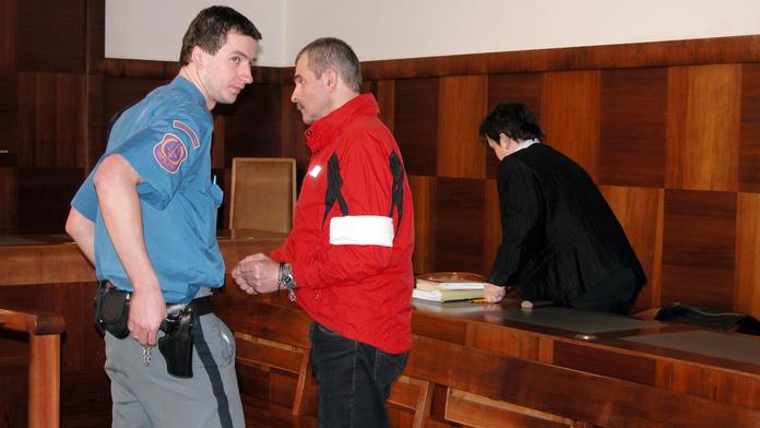 Nožem se pokusil zabít strážníka. Ve vězení stráví osm let
