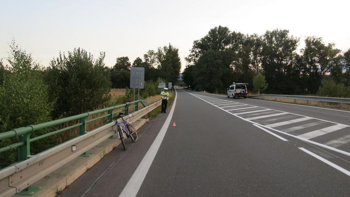 Grázl srazil cyklistu, z místa nehody ujel! Policie po něm pátrá