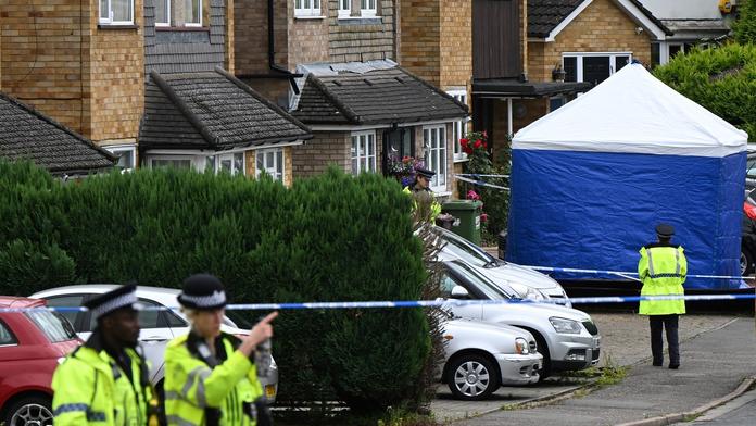 V Británii zadrželi muže podezřelého z trojnásobné vraždy. Matku a dvě dcery zastřelil kuší