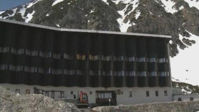Sněhová kalamita v Tatrách. Slavný hotel pod závaly sněhu