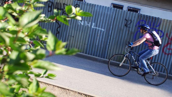 Opilý cyklista smetl na cyklostezce kolegu
