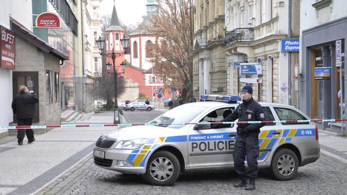 Podezřelý kufr uzavřel Pařížskou ulici v Praze, nic v něm nebylo