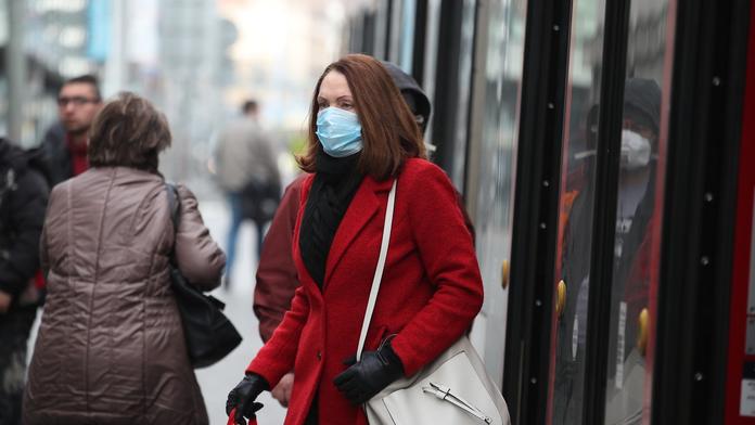 Klesá počet nových nakažených, ale i testovaných. Epidemie brzdí pomalu