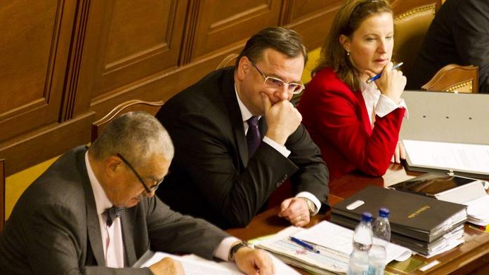 Třiaosmdesát dní je obrana bez ministra. Klíčový resort si řídí premiér Nečas a zarputile mlží
