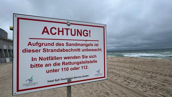 Cedule označující nebezpečí při koupání na německém ostrově Sylt