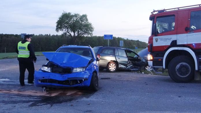 Řidič vjel do cesty fabii, pro spolujezdkyni musel vrtulník