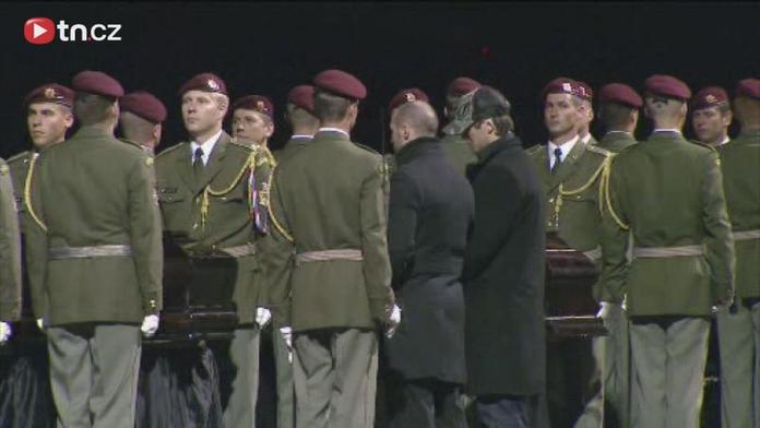 JEN PLÁČ A SLZY! Těla hokejistů přivezli s vojenskými poctami