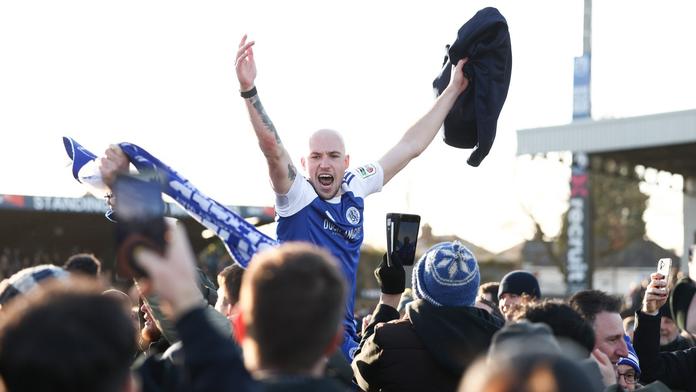 Trpaslík vyřadil obhájce FA Cupu: Dojatý Rooney a odkaz pro zesnulého spoluhráče