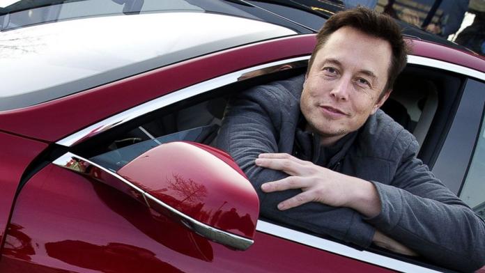 Šéf automobilky Tesla má minimální plat, přesto vydělal 32 miliard