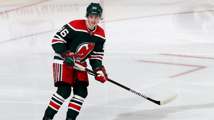 Nožičky na bruslích? Jednička draftu válí na ledě s fotbalovým míčem