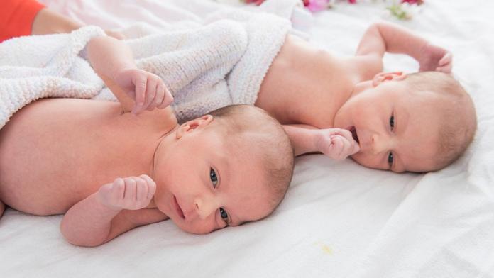 Taková dvojčata tu ještě nebyla! Identický kluk a holka, jásají vědci