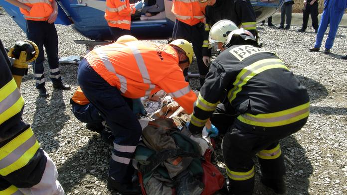 Důchodce se ZŘÍTIL Z DOMU! Pád ze ŠESTI METRŮ přežil s TĚŽKÝM ZRANĚNÍM