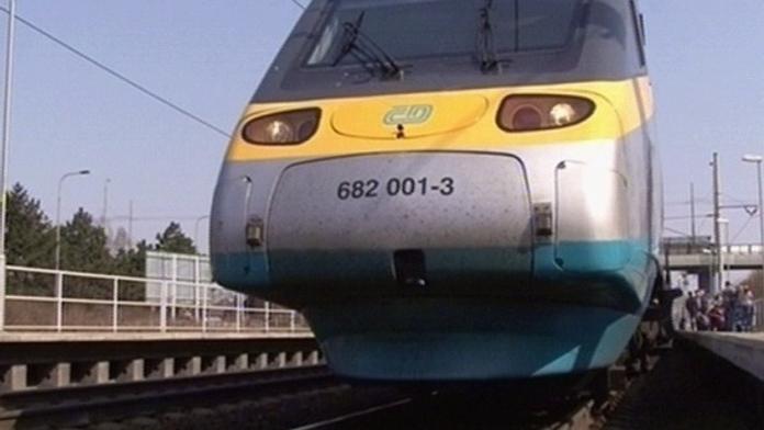 Sprejeři ničí rychlovlaky Pendolino
