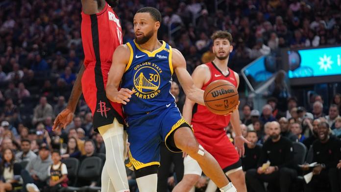 Curry v noci zaznamenal pouze tři body. Přesto překonal další milník
