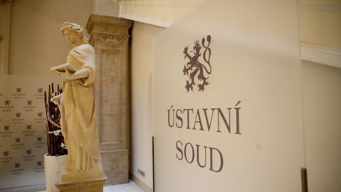 Ústavní soud smetl čtyři stížnosti proti nouzovému stavu. Valí se další