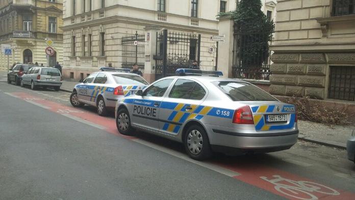 U soudu s RATHEM někdo nahlásil bombu! Policie musela budovu evakuovat!