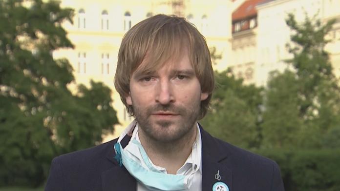 Detektivové u Vojtěcha a ve firmách! Prověřují nákupy respirátorů