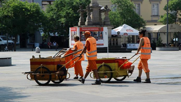 Stát ubral peníze na veřejné práce, radnice se proti tomu vzbouřily