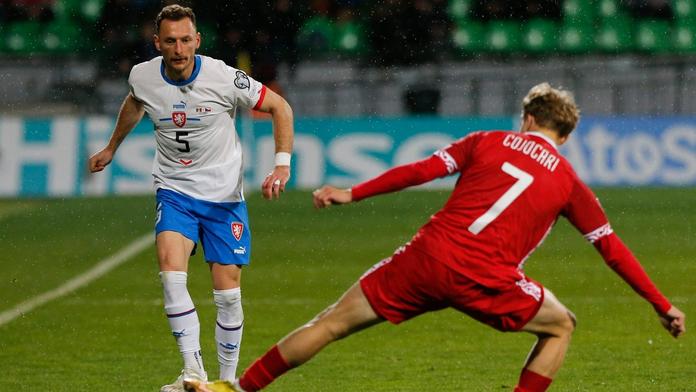 Měli jsme hrát více po stranách, říká Šmicer. Z bodové ztráty nedělá tragédii