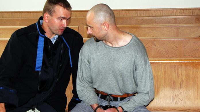Jiří zabil svou matku a kamaráda. Soudce ho poslal na 17 let za mříže