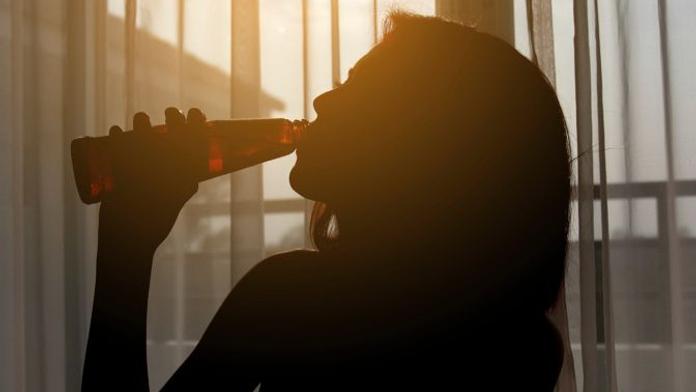 Lék na kocovinu? Pití vody ani jídlo vám nepomůže, tvrdí vědci
