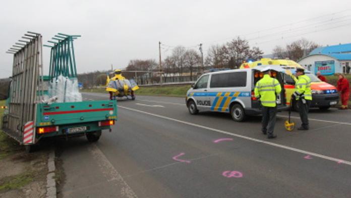 Školák (13) vběhl pod kola auta! Do nemocnice ho transportoval vrtulník!